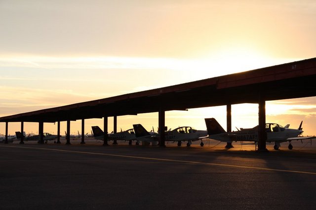 Bu bölgede hava koşulları yüzünden uçuşların sadece yüzde 5'i iptal ediliyor. Ayrıca eyaletin sınırsız hava sahası solo uçuşlar için bulunmaz bir nimetken, Goodyear Havalimanı'nın 185 kilometrelik çevresinde 25 adet eğitim havalimanı bulunması da oldukça pozitif bir etken.