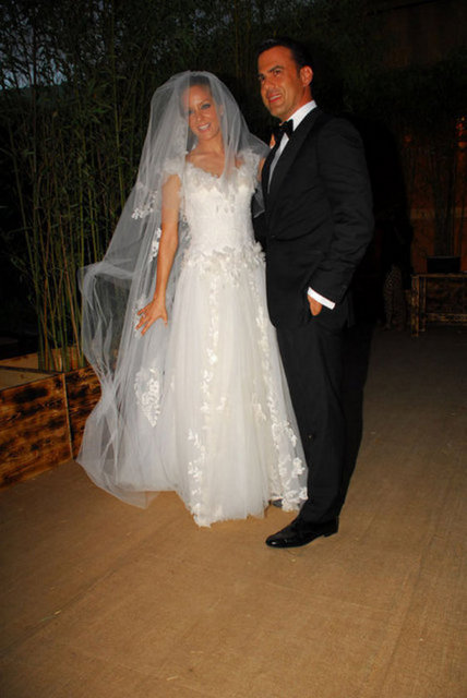 Yılbaşında ekranlara dönmek istediğini belirten güzel oyuncu, hayalinin ise kendi moda markasını yaratmak olduğunu söyledi.