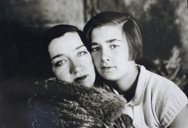 Naciye Sultan ve kızı Mahpeyker eski bir fotoğrafta...