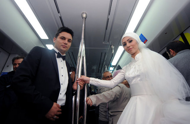 - Kartal Bülent Ecevit Kültür Merkezi'ndeki düğünlerinin ardından Marmaray'ın Üsküdar istasyonuna gelen çift, bol bol fotoğraf çektirerek, en mutlu günlerini ölümsüzleştirdi.