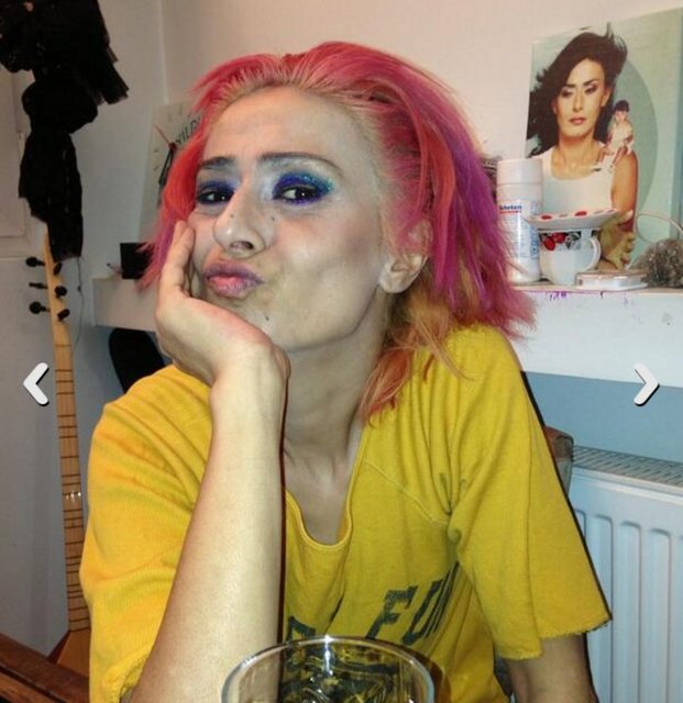 Ebru AYAZ/HT MAGAZİN  - Sıra dışı fotoğrafları ve ruh hallerini anlatan metinleriyle sosyal medyada gençlerin gözdesi haline gelen ünlü şarkıcı Yıldız Tilbe, çılgınlıkları tüm dünyada konuşulan Amerikan pop şarkıcısı Miley Cyrus'a rakip çıktı!