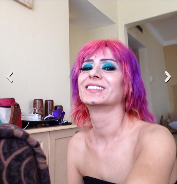 Özellikle Twitter'da her yazdığıyla fenomen haline gelen ve ilginç pozlarına yorum yağan sanatçıya, takipçileri "Abla" diye hitap ediyor.