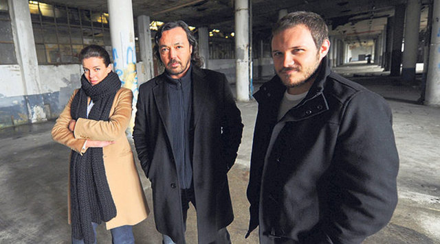 Bu dizileri "The Mentalist", "Criminal Minds" ve - "İpucu" adlı olay yeri inceleme dizileri izledi.