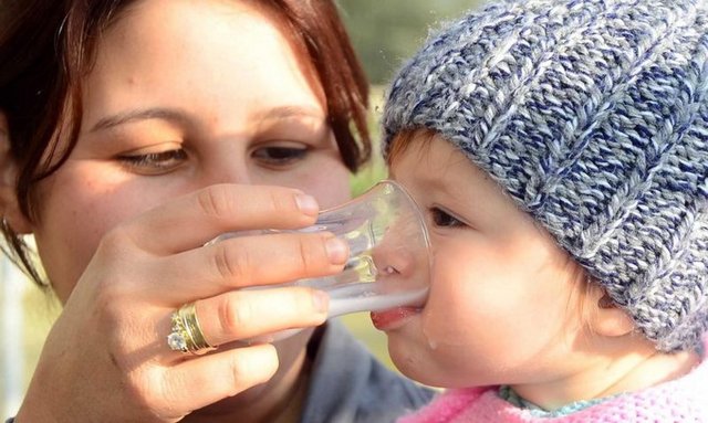 "Çiğ kullanılması gerekiyor. Çok önemli ekonomik değere haiz bu sütün hijyenik koşullarda makine ile sağılması gerekir. Ahır temizliği ve hayvan sağlığı prosedürleri var.