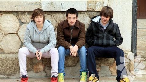     Üniversite sınavı gibi yarış süreçleri ergenlerin kendilerine olan güven duygusunu zedeleyebilmektedir. Bu dönemde ona destek olmalı, moralini yüksek tutmalısınız.