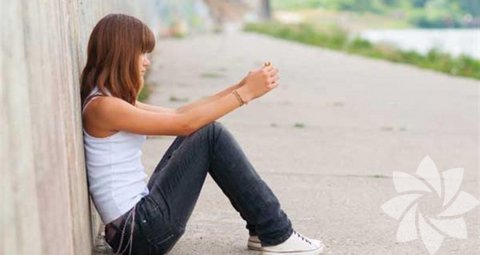 Arkadaşlarıyla ve kendi geçmişinizle kesinlikle kıyaslamayın. Ayrıca arkadaşlarını eleştirmeyin. Onaylamadığınız arkadaşlıklarını uygun bir şekilde kendisiyle konuşup, bu durumu kendisinin görmesini sağlayın. Ona ne yapacağını söylemek yerine, onun gerçekleri bulmasına yardımcı olun.