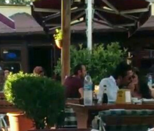 Silivrili bir işadamı olduğu öğrenilen - sevgilisi tarafından yurtdışı seyahati dönüşü - karşılanan Fişekçi, sevgilisiyle etraftakilere - aldırmadan hasret giderdi.