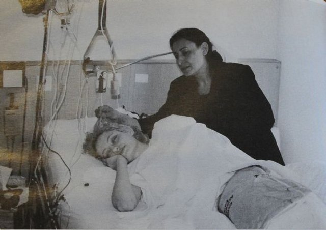 Şafak Pavey'in kaza ile ilgili notlarına yer verildiği kitapta, Pavey korkunç kaza anlarını şöyle hatırlıyor; "Zürih'e indiğimde gece Miralovsky bize geldi. Uzun zamandır kan kanseri o. Prag'da kemoterapi gördü hastaneden yeni çıktı ve soluğu Zürih'te aldı. -