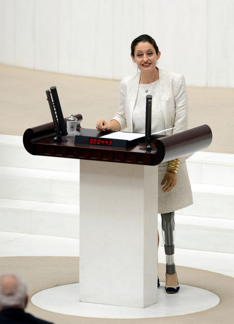 "Hayatımız bütün kesip biçmelere karşı kolaylaşıyor. Çünkü sevgiyi yoluna koyduk. Şafak artık kendini yalnız hissetmiyor...