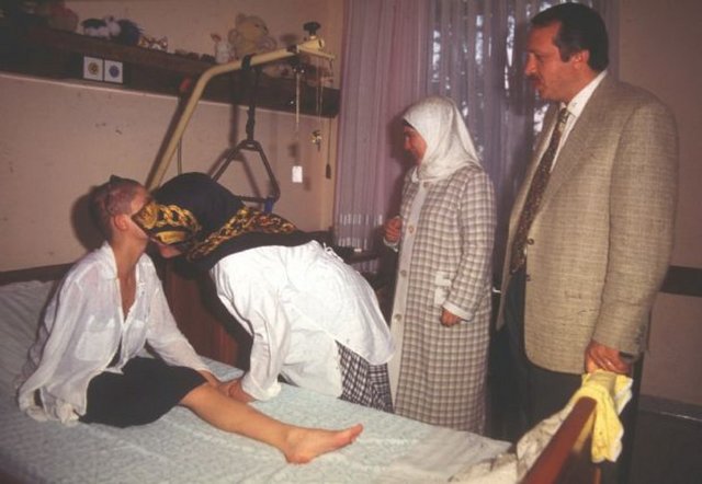 10 dakika süren ve sıcak bir havada geçen ziyarette Recep Tayyip Erdoğan ve Emine Erdoğan, Şafak Pavey'e moral verdi.