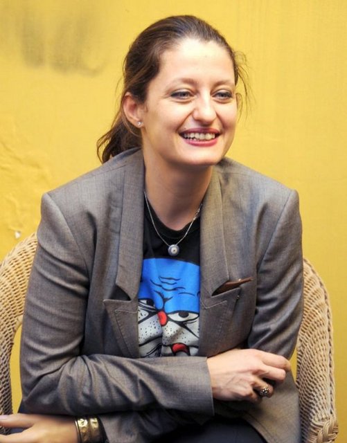 Sabah Mira'yı alıp Banhoff'a gidiyorum. Ona, "Bekle" diyorum, yorulmaması gerek. "Bileti alıp geleceğim". Koşuyorum, Mira kompartımanda. Bileti uzatıyorum. Çelik ve demirden oluşmuş bir dev gürültüsü. Hiç bitmeyecek sanıyorum. Bir an boşluktayım. -