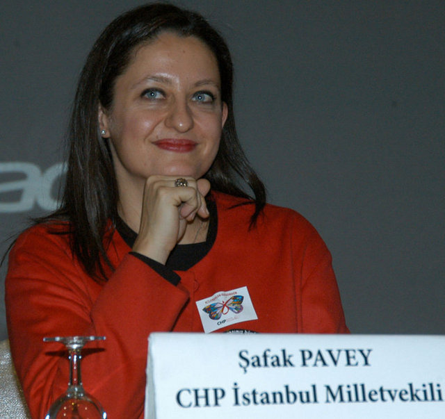 CHP Genel Başkan Yardımcısı ve İstanbul Milletvekili Şafak Pavey, geçen Perşembe günü TBMM Genel Kurulu'nda ilk kez başörtülü vekillerin de yer aldığı toplantıda yaptığı konuşma ile 19 yaşındayken 22 Mayıs 1996'da başından geçen bir kaza nedeniyle meydana gelen engelli olma durumuna da atıfta bulunup...