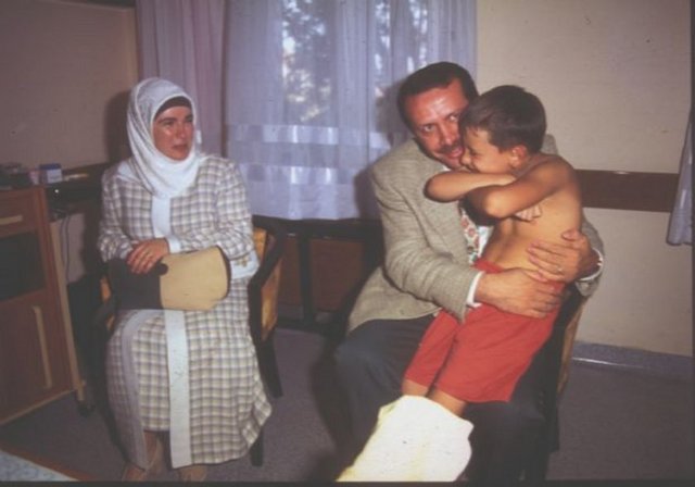 Başbakan Tayyip Erdoğan o sırada odada bulunan Pavey'in kardeşi Mehmet'i kucağına alarak sevdi.