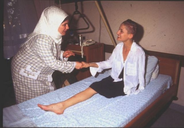 Pavey'in annesi gazeteci Ayşe Önal'ı çok yakın tanıyan ve o tarihte İstanbul Büyükşehir Belediye Başkanı olan Recep Tayyip Erdoğan eşi Emine Erdoğan ile beraberindeki 20 kişilik bir ekiple hastanede ziyaret etti.