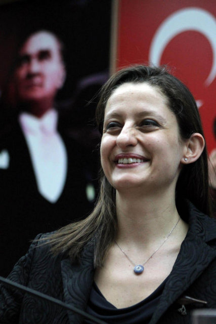 Tuhaf bir ilişkiler grubu doğuyor. Mülteci arkadaşlarım, Hüseyin, Tuncelili Sema, Hasan Yeşilbağ, Milli Görüş'ten tesettürlü ve iyi yemek yapan hanımlar, Nil, Zeynep, Ünal, Ümran, Şafak'ın çeşitli uluslardan arkadaşları , renkli, kahkaha dolu bir mozaik doğuyor."