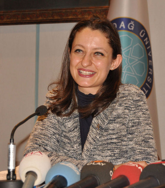 Bir çığlık attığımı fark ediyorum. Çok utanıyorum. Başımı kurtarmam gerektiğini düşünüyorum. Başımı perona doğru çekiyorum. Kolumu ve bacağımı da. (Sonradan anlayacağım ki, sadece saçımı çekebilmişim). Trenin altından korkuyorum. Saat dokuz beş, Cenevre treni Zürih garıyla birlikte beni de arkasında bırakıp gidiyor. Raylarda boylu boyunca yatıyorum.