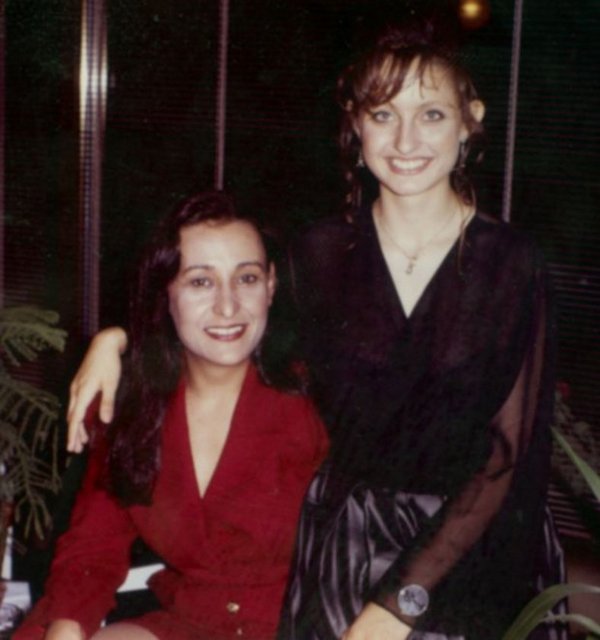 13 Numaralı Peron adlı kitapta, Ayşe Önal Zürih'te kızınının yanında iken yaşadıklarını anlattığı bölümlerde de , Universty Spital Hastanesi'ne gelen ziyaretçilere de değiniyor. Önal, şöyle anlatıyor: