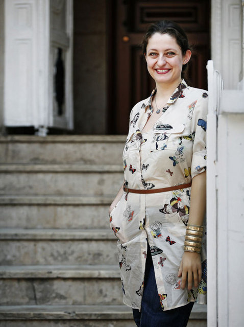 Olmayan bacağı, erkekler tarafından siyaset sohbetine dönüştürülen biri olarak yapıyorum." demişti.