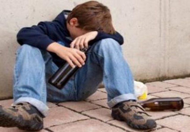 "Genç yaşta yüksek miktarda tüketilen alkol, beyni yapısal ve işsel bazda olumsuz etkiliyor. Depresyona ve düşünmeden hareket etmeye yol açıyor" dedi.