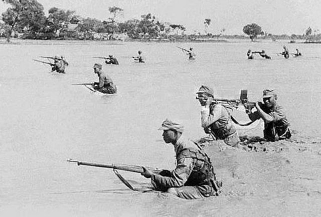 1938 Sarı Nehir Seli Yellow River,Çin 500.000 ölü Japon ordusuna karşı önlem almaya çalışan Çin hukümeti, Yellow River yataklarını bombaladı. Sonucu pek de hayırlı olmamış.