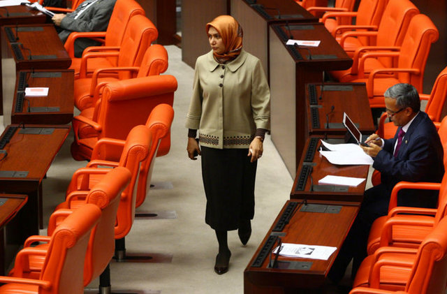 AK Parti Bursa Milletvekili Canan Candemir Çelik, TBMM Genel Kurulu'na başörtüsüyle katılan beşinci milletvekili oldu.