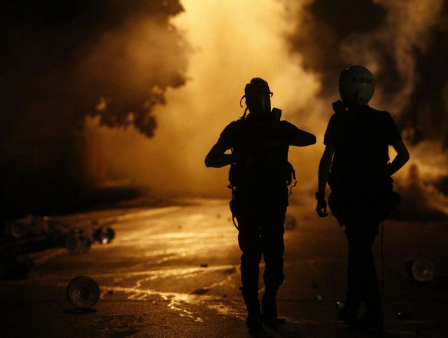 Gezi eylemlerinde Dolmabahçe'deki Başbakanlık Çalışma Ofisi önünde 1 Haziran 2013 tarihinde çıkan olaylarda izinsiz gösteri yaptıkları ve kamu malına zarar verdikleri gerekçesiyle 1,5 yıldan 9 yıla kadar hapis cezası istemiyle yargılanan 5 kişi ilk duruşmada delil yetersizliğinden beraat etti.