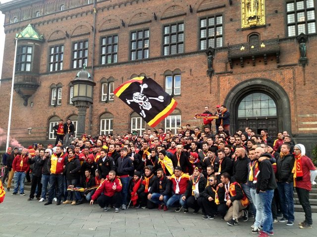 Tivoli Meydanı'nda toplanarak tezahürat yapan yüzlerce Galatasaray taraftarı, "Parken Stadı'nın bizdeki yeri çok farklı. Bugün 2000 yılındaki ruhu yeniden canlandırmak istiyoruz. Aynı heyecanı, coşkuyu yaşıyoruz. Bu akşam, Parken Stadı'nda bir maçtan çok daha önemli heyecanlar yaşayacağız" dediler. -