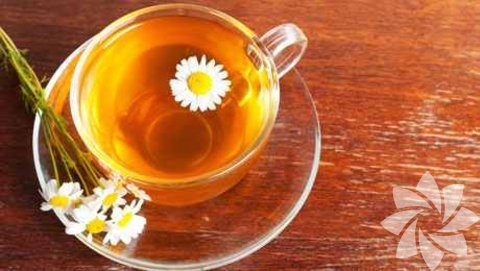 Papatya çayı: -  - Aktarlardan alabileceğiniz papatyaları kaynatın ve ılındıktan sonra pamuk ya da gazlı bez yardımıyla temizlenmiş göz altlarınıza kompres şeklide uygulayın. Akşamları uyumadan önce uygulayacağınız bu kompres hem göz çevrenize bakım yapmış olur hem de morlukların giderilmesine yardımcı olur. - 