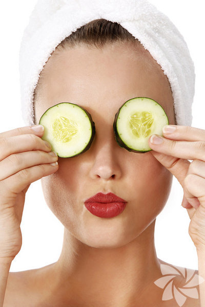 Salatalık dilimleri: -  - Dilimlediğiniz salataları buzdolabında soğuyana kadar bekletin. Ardından 10 dakika kadar göz kapaklarınıza koyun. Salatanın yenileyici özelliğiyle beraber morluklarınız azalacaktır. Haftada 3 kez bu işlemi tekrar edin. Hem göz çevreniz yenilenecek hem de cildiniz nemlenecek! - 