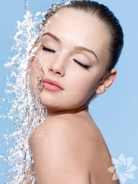 Makyaj malzemeleri: -  - Kullandığınız hemen her kozmetik ürünün içinde olan kimyasal maddeler de göz altlarında kalıcı morluklara neden olabiliyor. Özellikle makyajlı uyumak ve cildi nefes aldırmayan ürünler kullanmak morluklara neden olan önemli faktörlerden biri.Uyumadan önce makyajınızı mutlaka temizleyin! - 