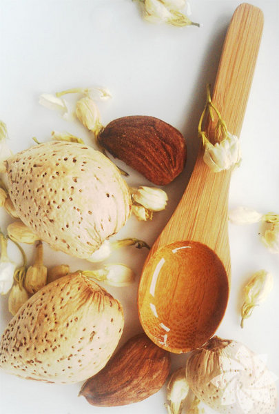 Tatlı badem yağı: -  - Uyumadan önce temizlenen cildinize uygulayabilirsiniz. Özellikle gözaltı morluklarında çok etkili olan badem yağını vücudunuzun birçok bölgesi için doğal nemlendirici olarak da kullanabilirsiniz. - 