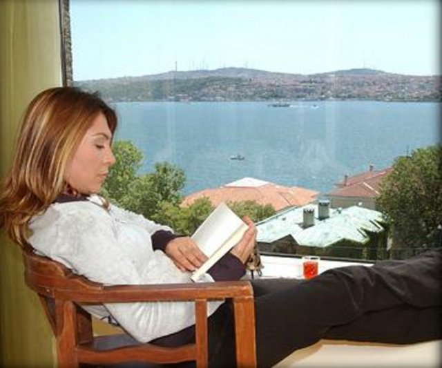 Turizm ve otelcilik okuyan, ancak oyunculuk eğitimi almamış olan sanatçı, buna rağmen, iyi gözlemcilik ve yorumculuk yeteneğiyle tiyatrodan sonra kamera karşısına da geçerek, sinema ve dizi filmlerde rol aldı.