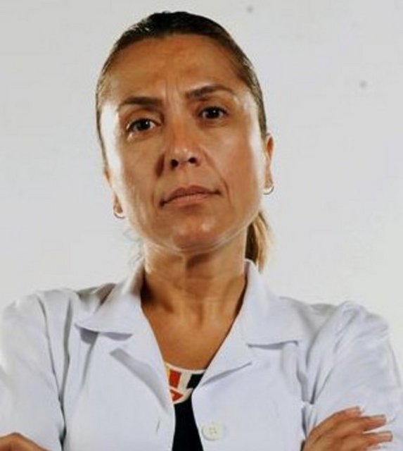 Ekranlarda ilk olarak Örümcek dizisindeki Emine rolüyle boy gösterdi.