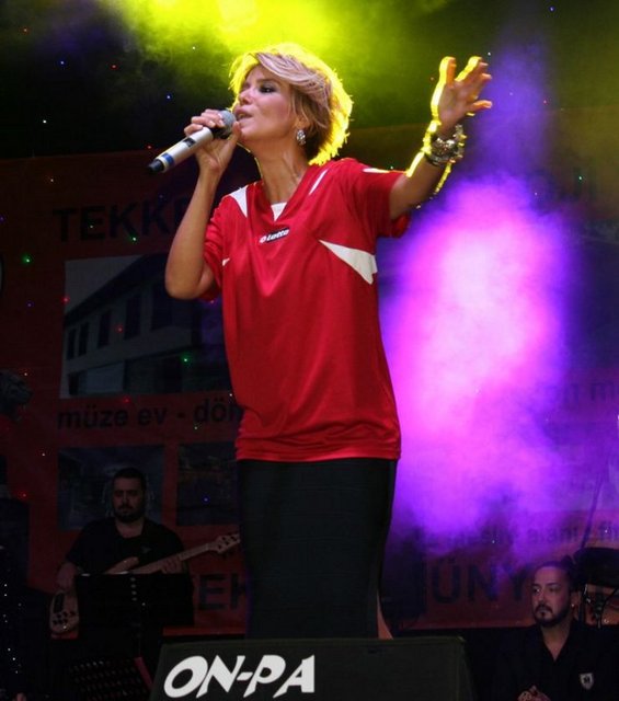 - Ünlü sanatçı, formu - için Coşkun'a teşekkür - edip onun - kucağına atladı. -  -