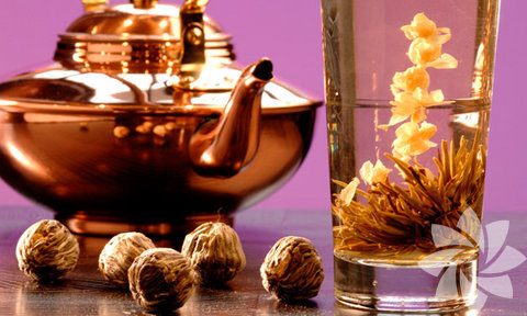 Yasemin Çayı ve Karanfil Toniği: -  - Yasemin tohumlarını ve karanfil tanesini sıcak suda bekletin. Ardından demlenen bu bitki karışımını süzüp mink bir şişe içine doldurun. Dilerseniz temizlenmiş cildinize pamukla uygulayabilir ya da spreyle yüzünüze püskürtebilirsiniz. Hem ferahlık verip hem de pürüzsüz bir cildinizin olmasını sağlayacaktır. - 