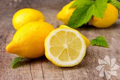 Limon Toniği: -  - 1 çay bardağı votka ve 1 limonun suyunu karıştırın, sprey şeklinde püskürtebileceğiniz bir şişeye doldurun. Sabahları ve gece yatmadan önce pamukla yüzünüzü temizlemek için kullanın. Gözünüze kaçmasını engelleyin. Yağlı ciltleri yatıştırmak ve parlamayı önlemek için birebirdir… - 