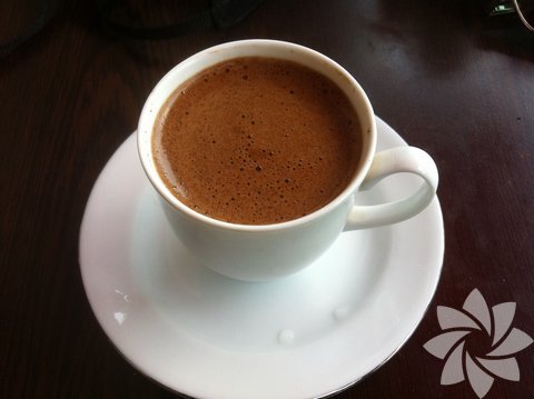 Türk Kahvesi Toniği: -  - Şekersiz Türk kahvesini telvesini almadan bir çay kaşığı saf zeytinyağıyla karıştırın. Pamuğa döktüğünüz bu karışımla yüzünü silin. Cildinizi yatıştıracak ve yumuşacık bir his verecektir. - 