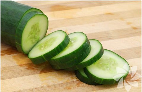 Salatalıklı Canlandırın Tonik: -  - Rendelediğiniz salatayı buz küplerinin içine yerleştirin, Donması için kalan boşlukları suyla doldurun. Ve her sabah akşam bu buzlu karışımı yüzünüze çok bastırmadan uygulayın. - 