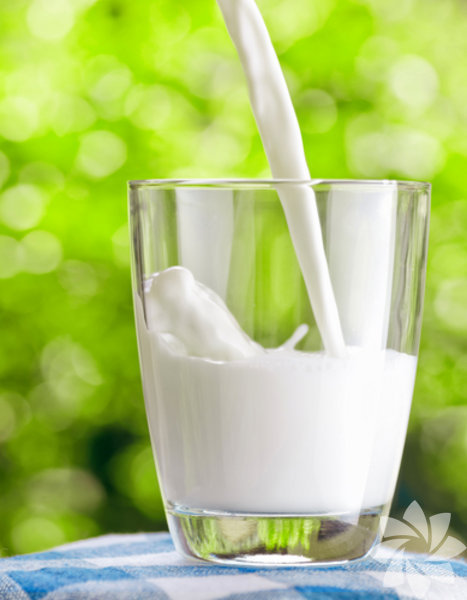 Sütlü temizleme toniği: -  - 250 gram inek sütü, 250 gram saf alkolü karıştırın. Cildinizi bu karışımla sabah akşam pamukla silin. Bu tonik lekelere karşı savaşır. Mutlaka buzdolabında muhafaza edilmesi gereken bir tonik olduğunu unutmayın! - 