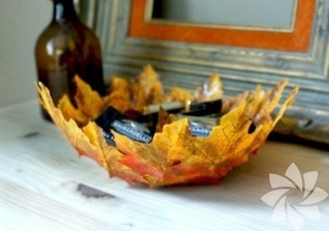 Yapraklar balonun üstünde kuruduktan sonra balonu patlatın.