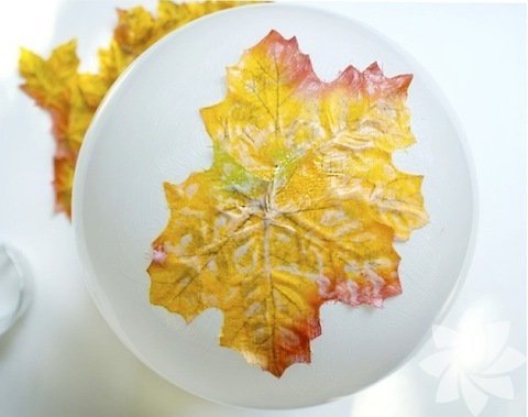 Balonun üstüne tutkaldan biraz sürün.