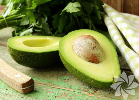 Avokado - Beyin sağlığı için önemli olan B grubu vitaminlerini yüksek miktarda içeriyor. Ayrıca potasyum açısından zengin olması ve doymamış yağ içermesi nedeniyle kan basıncının kontrolüne de yardımcı oluyor.