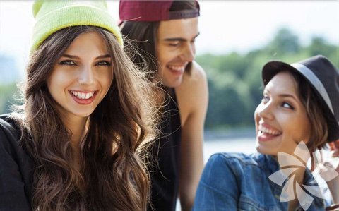 Kızlı erkekli gülmek. Önce erkekler gülsün sonra kızlar ağzını kapatarak gülsün.