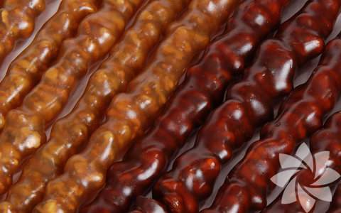 Kızlı erkekli karşılıklı cevizli sucuk yemek. -  - 