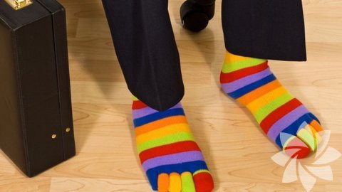 Kızlı erkekli çorap takası yapmak.