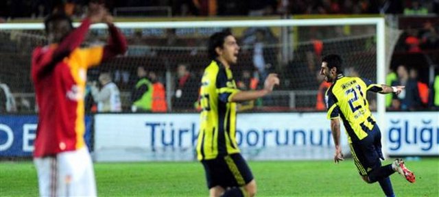 -  - "Selçuk Şahin ve kaleci Leo Franco"  - Galatasaray-Fenerbahçe: 0-1 28 Mart 2010  - Futbol açısından oldukça kısır geçen mücadeleye Selçuk Şahin ve kaleci Leo Franco damgasını vurdu. Selçuk, 40 metreden şutunda bulduğu golle takımına 3 puan kazandırırken, büyük bir hata yapan Arjantinli file bekçisinin gönderilmesini sağladı.