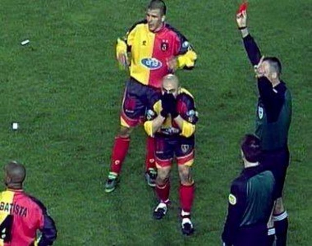 - "Cim-Bom 7 kişi kaldı"  - Fenerbahçe-Galatasaray: 1-0 16 Şubat 2002  - 4 kırmızı kart, Rapaiç'in süper golü, Mondragon'un inanılmaz kurtarışı ve unutulmaz bir derbi…2002'nin Şubat ayında oynanan maçta Rapaiç süper golü Fenerbahçe'ye maçı kazandırırken golün hemen ardından kullandığı frikiği Mondragon doksandan alıyor. İkinci yarıda hakem Ali Aydın, tam 4 Galatasaraylı oyuncuya kırmızı kart gösterince ortalık karışıyor.