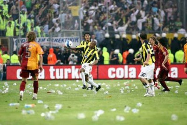 -  - 'Sulu derbi'...  - Galatasaray-Fenerbahçe: 1-2 19 Mayıs 2007...  - Sırada bol sulu bir derbi var... 100. yılında bu maçtan 1 maç önce şampiyonluğunu ilan eden Fenerbahçe acaba Ali sami Yen'de alkışlanacak mı spekülasyonları yapılırken sahaya 90 dakika boyunca yabancı madde yağıyor. Bir ara tatil edilme noktasına kadar gelen maçı Sarı-lacivertliler iki stoperi Edu ve Lugano'nun golleriyle 2-1 kazanmayı başarıyor.