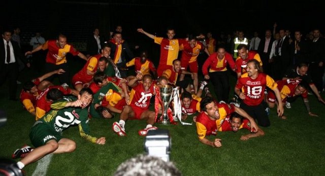 -  - "Karanlıkta kupa"  - Galatasaray, 2011-2012 sezonu sonunda elde ettği şampiyonluk kupasını yaşanan büyük krize rağmen Şükrü Saracoğlu Stadı'nda kaldırdı. Spor Toto Süper Final Şampiyonluk Grubu'nun son maçında Fenerbahçe ile 0-0 berabere kalarak ligi şampiyon tamamlayan Galatasaray, kupasını saha içerisinde karanlıkta düzenlenen törende aldı.