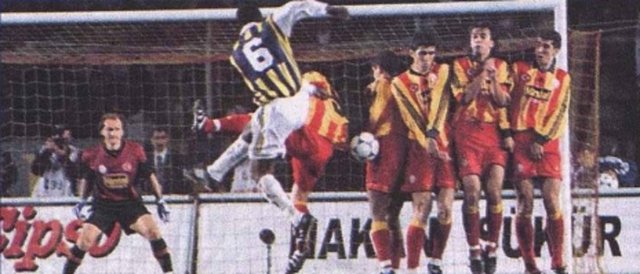 -  - "Johnson'un tarihi frikiği"  - Galatasaray-Fenerbahçe: 0-1 26 Mart 2000  - Futbolun sürprizler oyunu olduğunu, topun yuvarlak olduğunu, derbinin favorisi olmaz gerçeğini kanıtlayan mucivezi bir maç. 2000 yılının başlarında Galatasaray emin adımlarla UEFA şampiyonluğuna ilerlerken Fenerbahçe sezon bir an önce bitsin diye dua ediyor. Ali Sami Yen'deki derbi maçta çoğu otorite Cimbom'dan fark beklerken Sarı-Kanaryalar 83. dakikada Samuel Johnson'ın attığı frikik golüyle tarihi bir zafer kazanıyor.